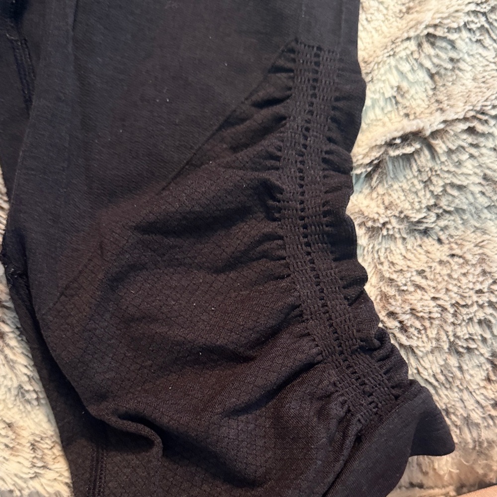 Lululemon Black Leggings in the flow cropped - Picture 5 of 5